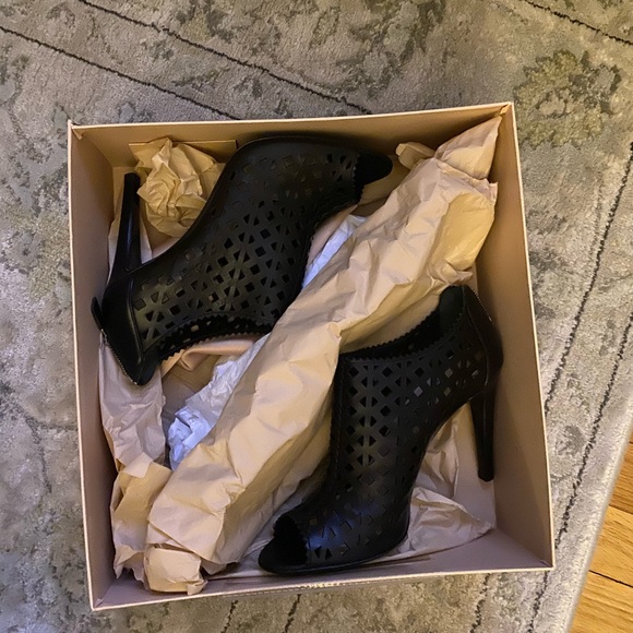 Prada Black Laser Cut Leather Peep Toe Booties Pumps Back Zip Size 39.5 - BNIB! - Picture 5 of 16